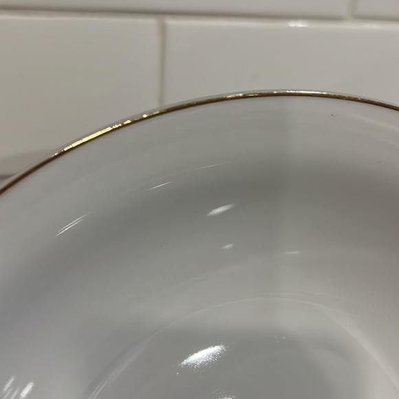 Large soup or serving bowl white with gold - Picture 5 of 5